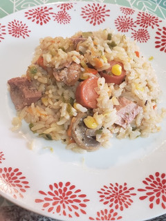 Una foto de Paella de pavo y champiñones