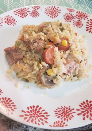 Una foto de Paella de pavo y champiñones