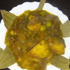 A picture of Aloo matar gravy.