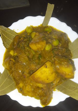 A picture of Aloo matar gravy.