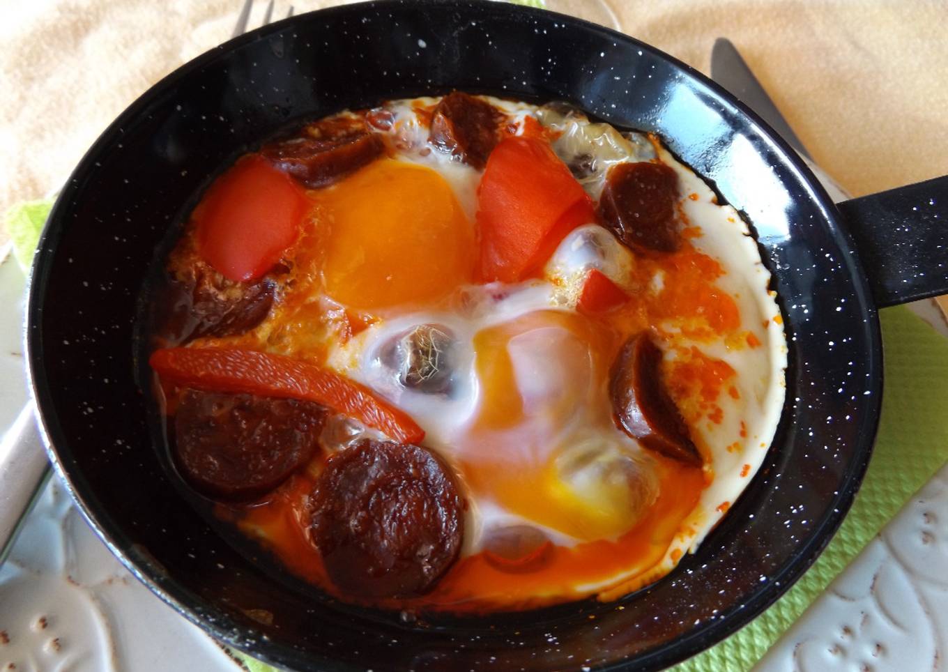 Sartenadas de lentejas con huevos, pimientos y chorizo picante