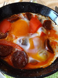 Una foto de Sartenadas de lentejas con huevos, pimientos y chorizo picante