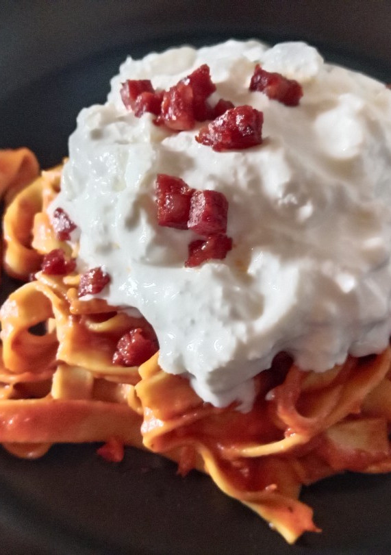 Una foto de Spaghetti con chorizo y burrata