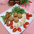 Rotolo di petto di pollo farcito con zucchine e polpette di cavolfiore e zucchine