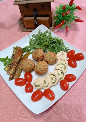 Foto di Rotolo di petto di pollo farcito con zucchine e polpette di cavolfiore e zucchine
