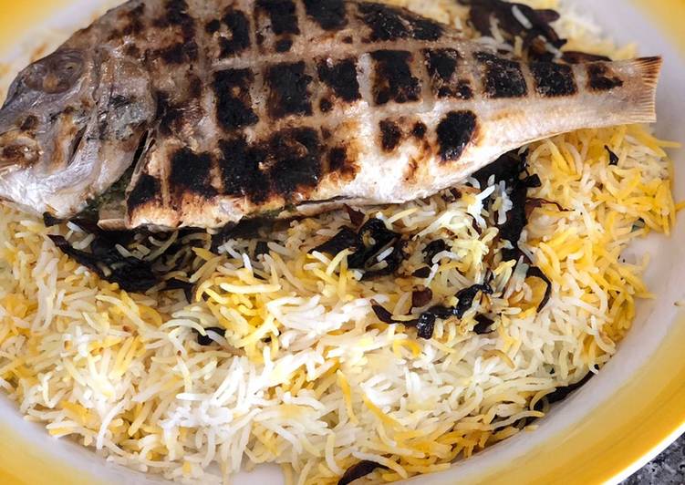 سمك مشوي مع ارز بالبصل