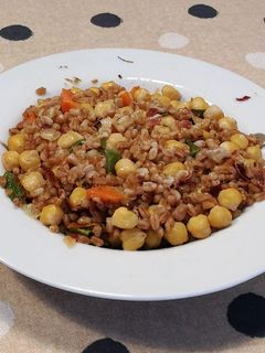 Una foto de Garbanzos con espelta, jamón y verduras