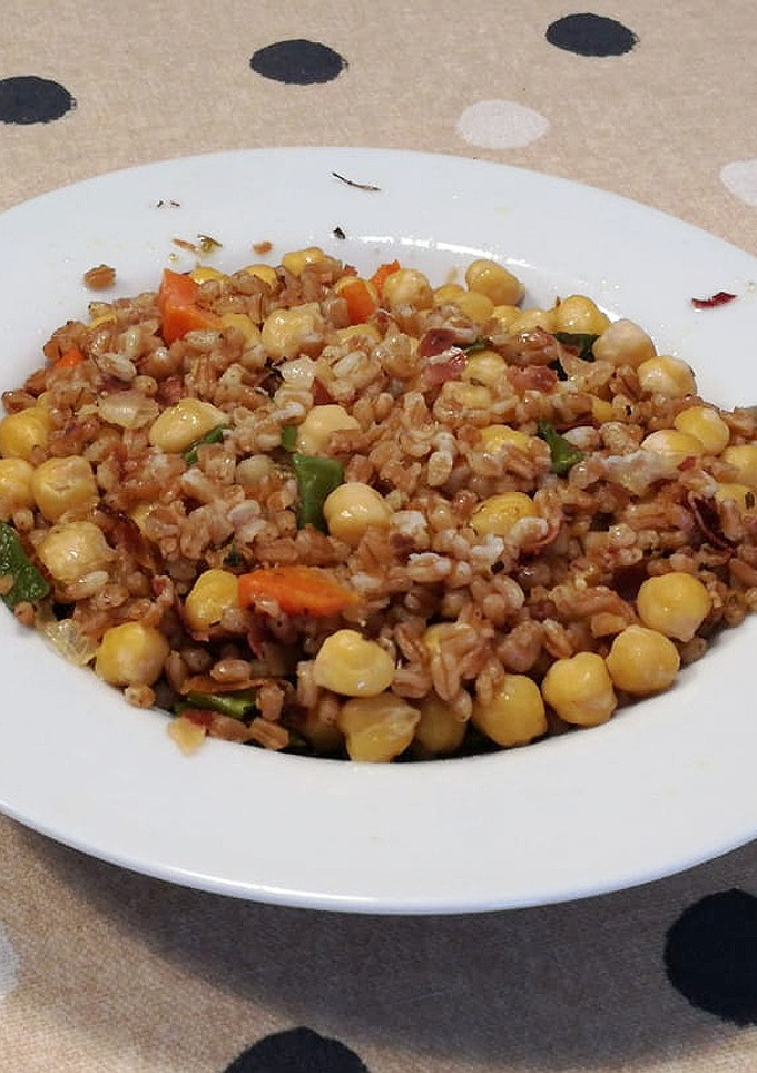 Una foto de Garbanzos con espelta, jamón y verduras