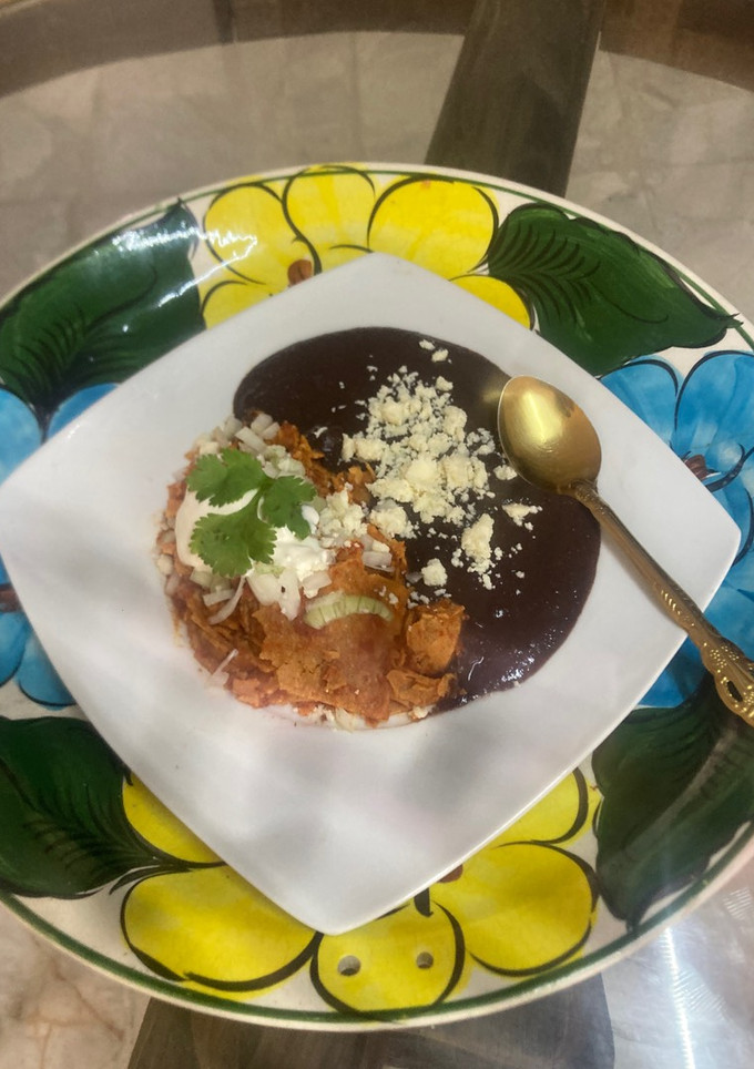 Una foto de Chilaquiles rojos a la jaure