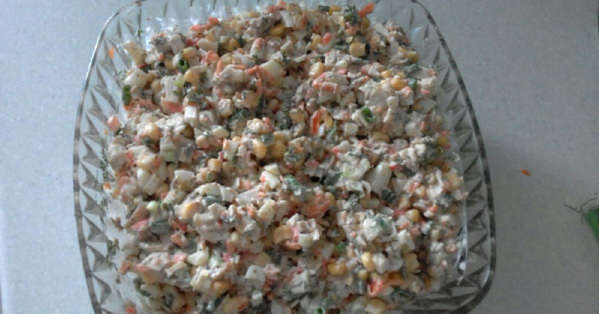 Салат из рыбных консервов с крабовыми палочками и морской капустой