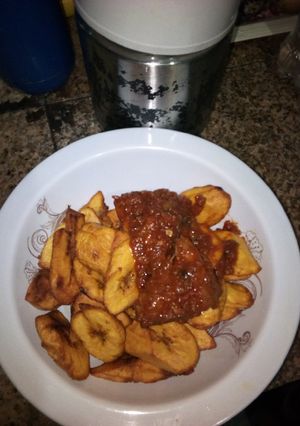 A picture of Fried plantain and stew.