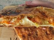 Una foto de batata y cebollas