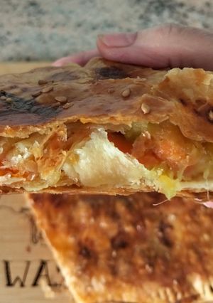 Foto principal de Empanada de hojaldre con verduras batata y queso crema
