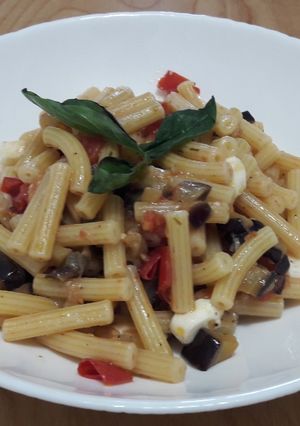 O poză a rețetei Paste sedanini cu vinete, roșioare și mozzarella.