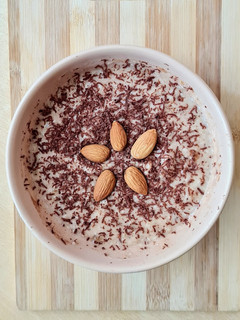 Una foto de Smoothie bowl de yogur con banana y chocolate 🍶🍌🍫 para entrenamientos duros 🏋️🏊 🚣