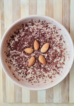 Una foto de Smoothie bowl de yogur con banana y chocolate 🍶🍌🍫 para entrenamientos duros 🏋️🏊 🚣