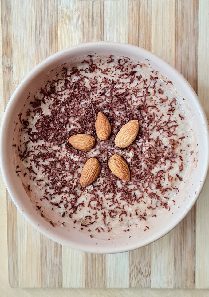 Una foto de Smoothie bowl de yogur con banana y chocolate 🍶🍌🍫 para entrenamientos duros 🏋️🏊 🚣