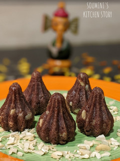A picture of Ragi and Cashew Modak.
