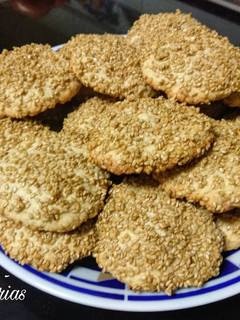 Una foto de Barazek (galletas sirias de sésamo)