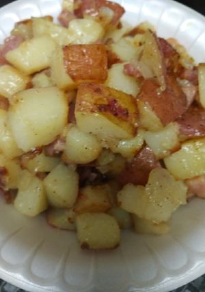 A picture of Breakfast Potatoes and Ham.