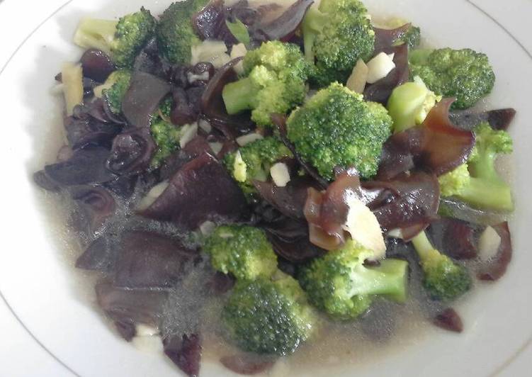 Brokoli cah jamur kuping (sayur sehat saat Ramadhan)