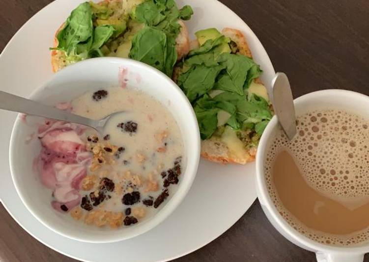Resepi Spinach &amp; Avocado Toast with Granola Oats in Blueberry Yogurt yang Murah