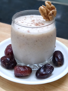 வால்நட் வாழைப்பழம் மில்க்ஷேக்(Walnut Banana Milkshake recipe in tamil) செய்முறை முக்கிய புகைப்படம்