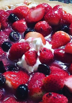 Una foto de Tarta de frutillas y arándanos