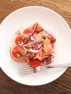 Foto di Marinata di salmone affumicato, cipolla rossa e pomodori