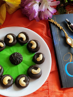 स्वीट चॉकलेट पेड़ा (sweet chocolate peda recipe in Hindi) रेसिपी मुख्य फोटो