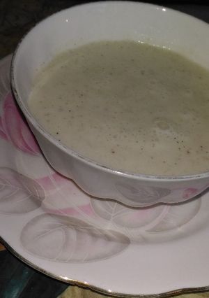 A picture of Cold cucumber soup.