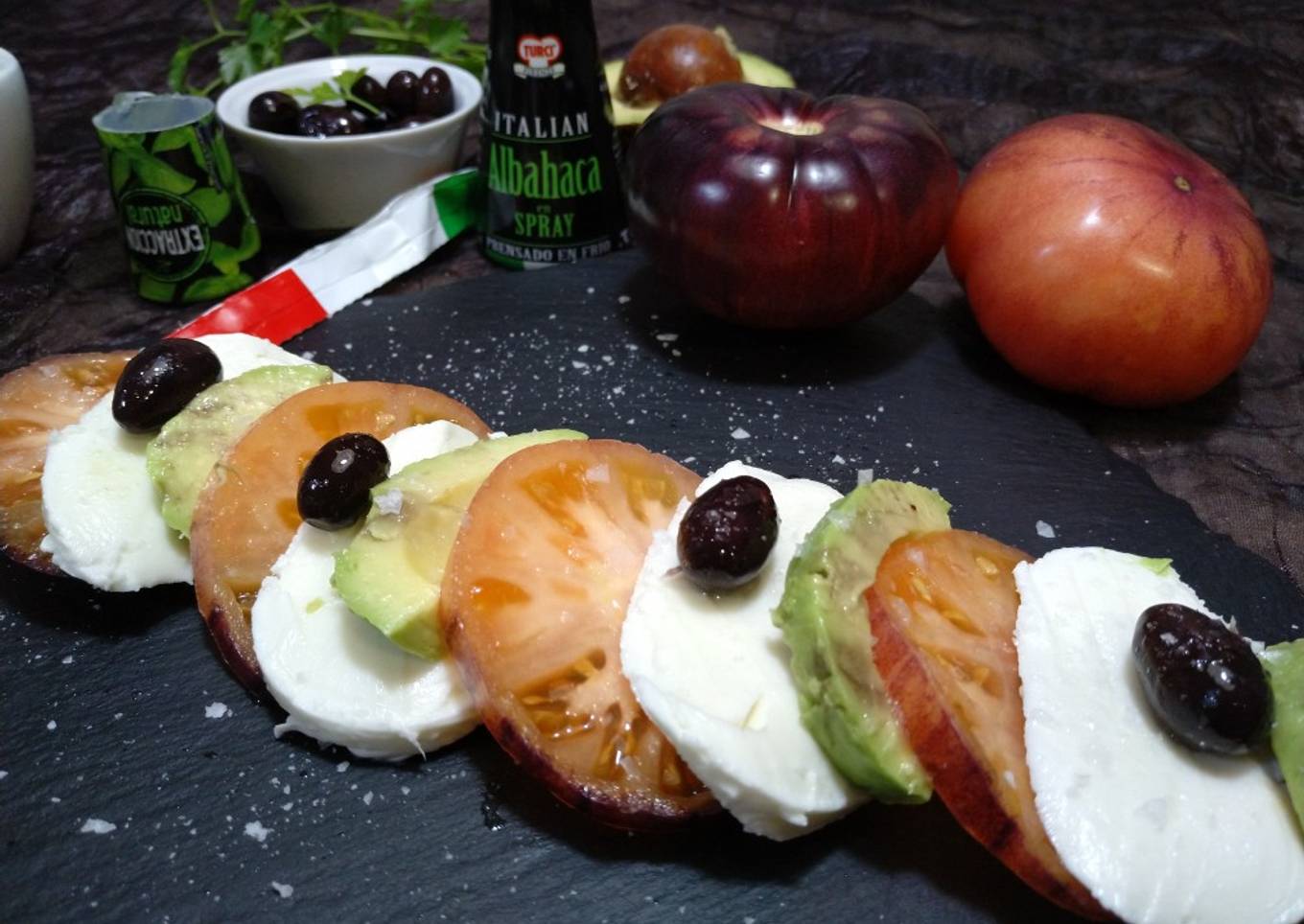 Ensalada Caprese con aguacate