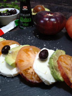 Una foto de Ensalada Caprese con aguacate