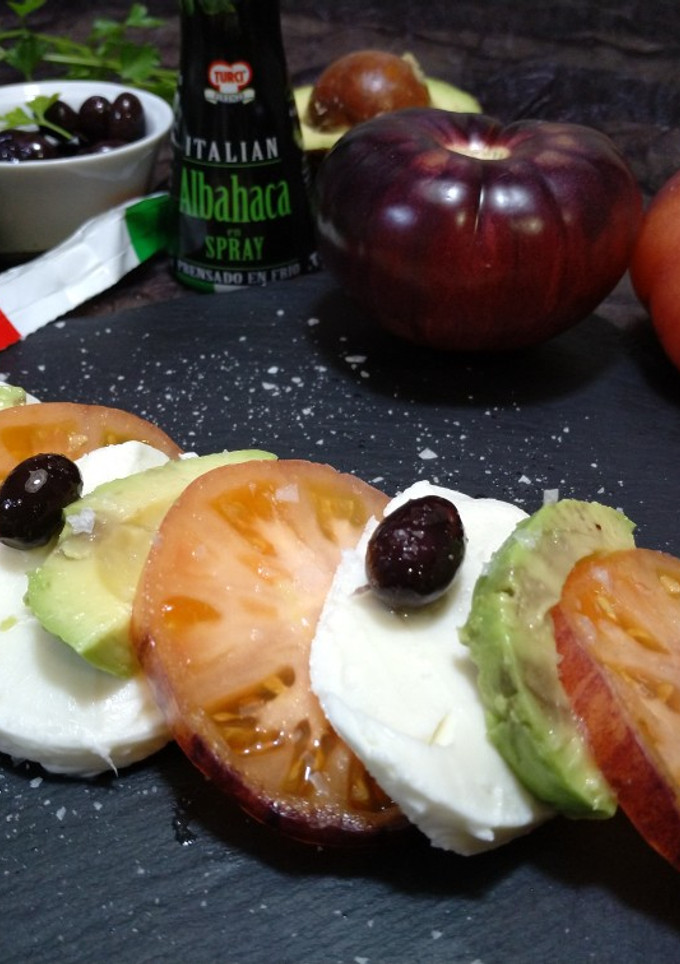 Una foto de Ensalada Caprese con aguacate