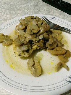 Una foto de Pollo con champiñones