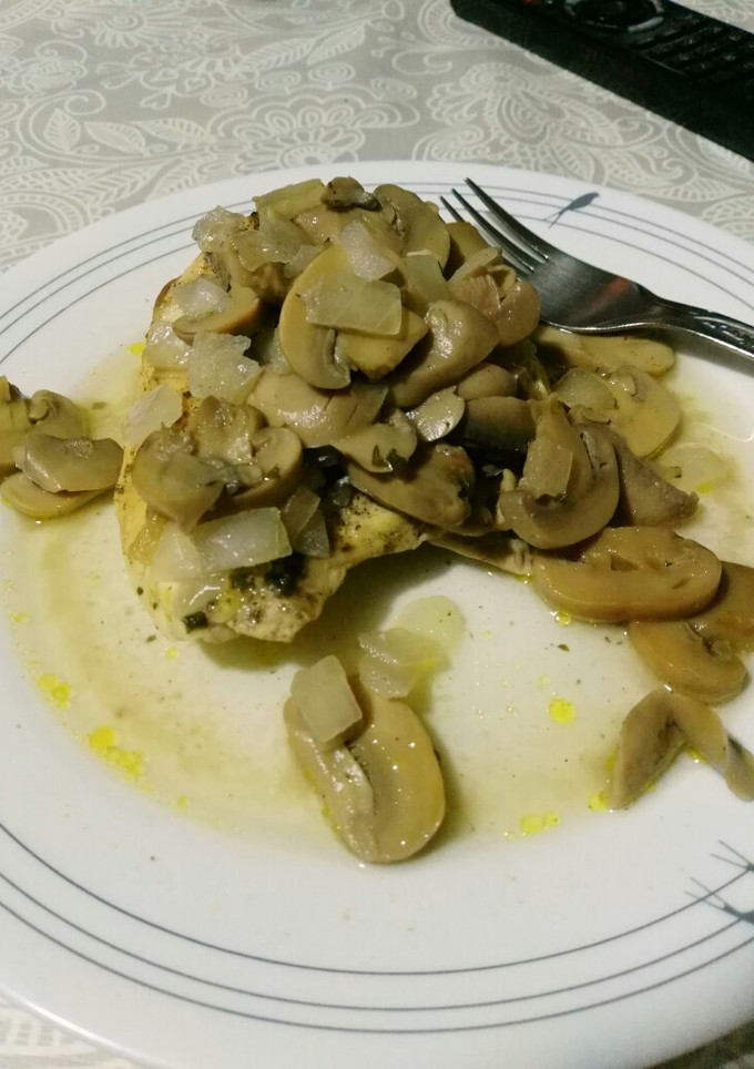 Una foto de Pollo con champiñones