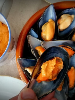 Una foto de Mejillones exprés al vapor con salsa Romesco