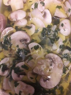 Una foto de Champiñones en vinagrillo al ajo y perejil