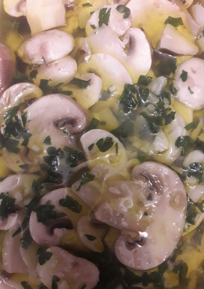 Una foto de Champiñones en vinagrillo al ajo y perejil