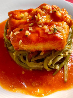 Una foto de Bacalao con tomate y espaguetis de judías verdes