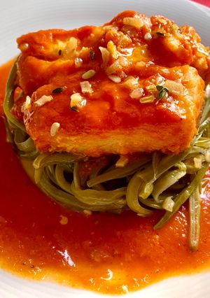Foto principal de Bacalao con tomate y espaguetis de judías verdes