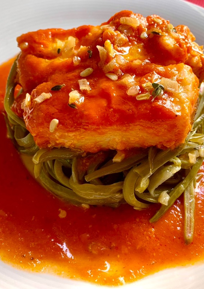 Una foto de Bacalao con tomate y espaguetis de judías verdes