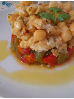 Una foto de Garbanzos con queso de cabra y pimientos