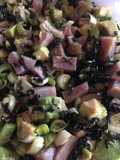 Ensalada de atún marinado y alga wakame