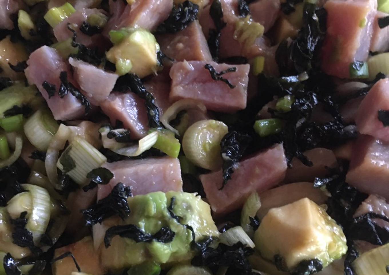 Ensalada de atún marinado y alga wakame