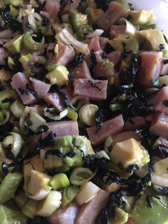Una foto de Ensalada de atún marinado y alga wakame