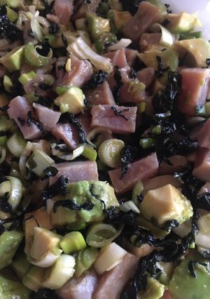 Una foto de Ensalada de atún marinado y alga wakame