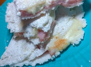 Una foto de Tapioca rellena de Jamón y  Queso