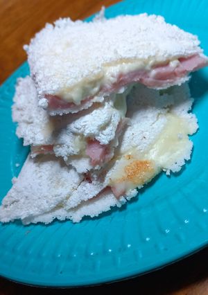 Una foto de Tapioca rellena de Jamón y  Queso