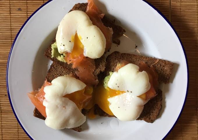 Perfect poached eggs with salmon & avocado on rye